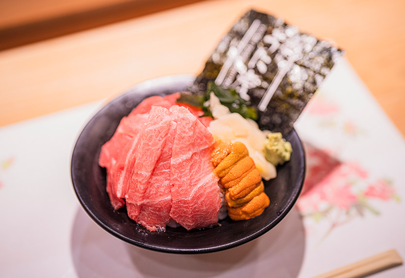 【本鮪とうに】築地市場直送の新鮮なうにと本鮪の丼